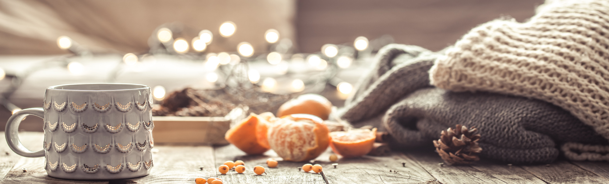 Winter-Heißgetränk-Mandarinen-Nadelbaumzapfen-Decken-Holzbank-Sterme-Lichterkette